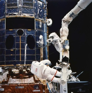 Astronauts servicing Hubble (NASA image)